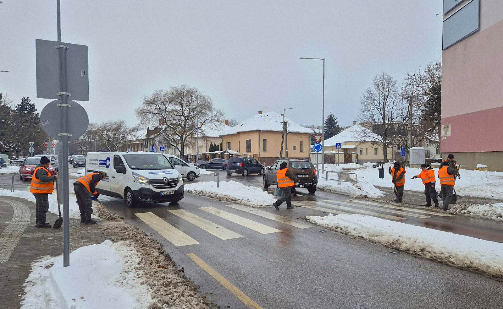 Folyamatos a hóeltakarítás és a síkosságmentesítés